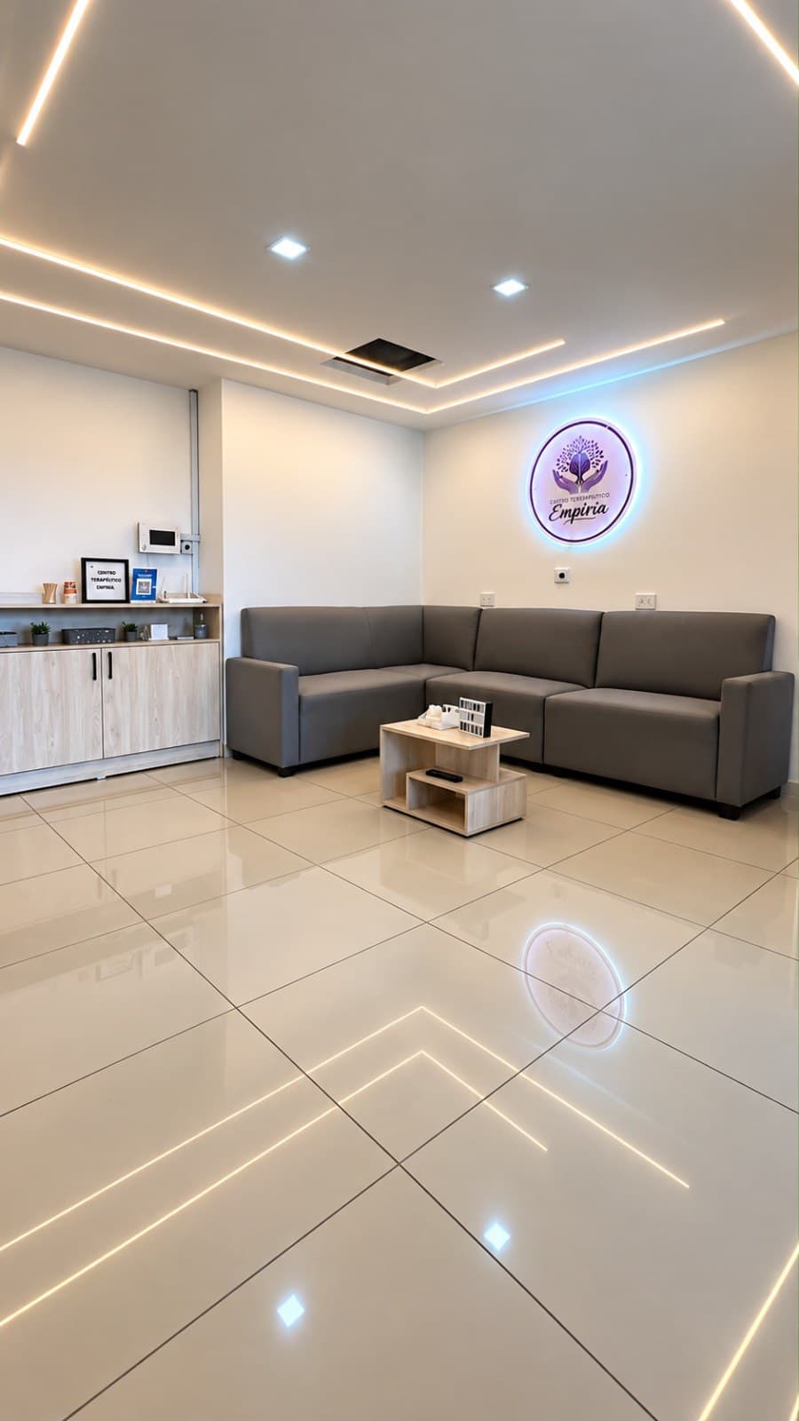 Sala de espera de Centro Terapéutico Empiria con sofá y el logo del centro.
